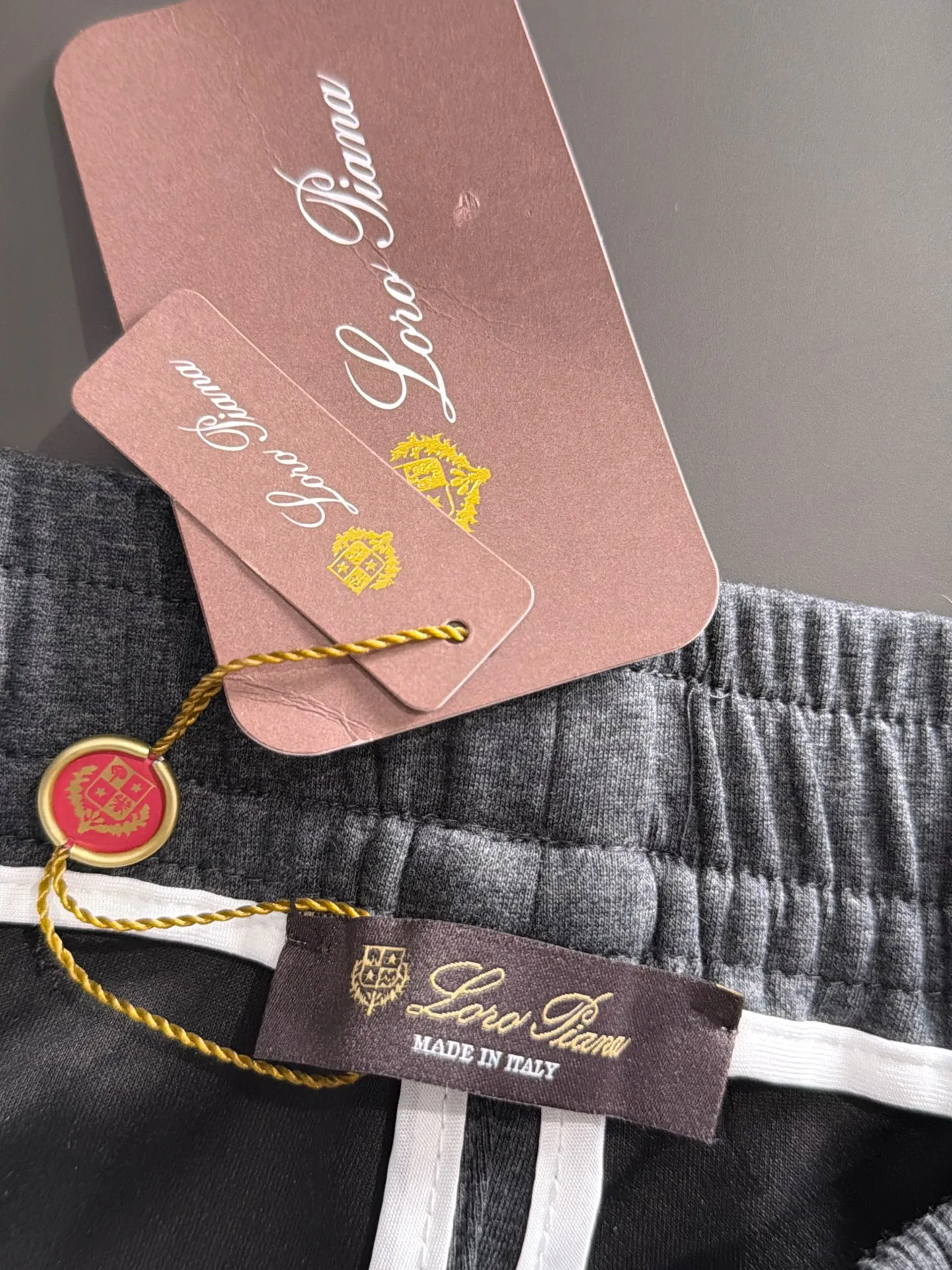 Next day shipment LP high quality Loro Piana 26ss autumn and winter new high-quality trousers Compare real-life details at will A perfect choice for autumn and winter. A must-have item. Sizes: M to 3XL (please state your height and weight when placing an order)